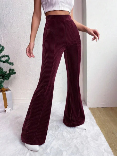 Un pantalon velours bordeaux femme qui allie confort et style au quotidien