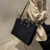 Un tote bag velours côtelé tendance et ultra pratique pour sublimer votre style au quotidien