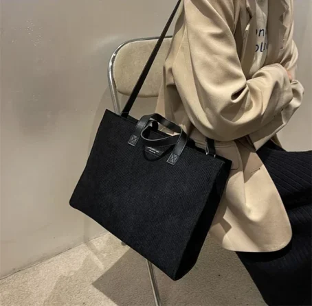 Un tote bag velours côtelé tendance et ultra pratique pour sublimer votre style au quotidien