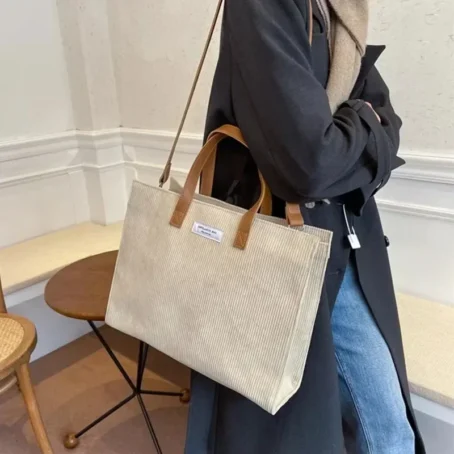 Un tote bag velours côtelé tendance et ultra pratique pour sublimer votre style au quotidien