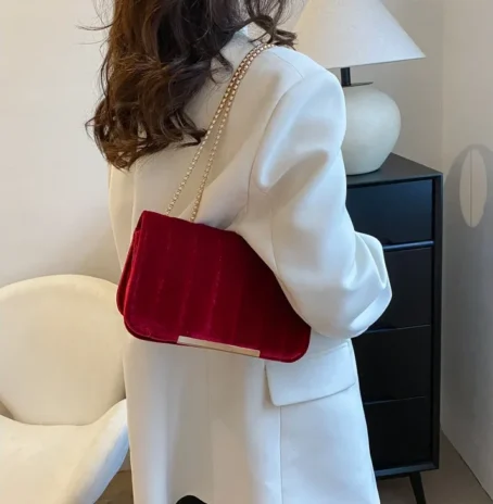 Un sac bandoulière velours doux et chic pour un look parfait