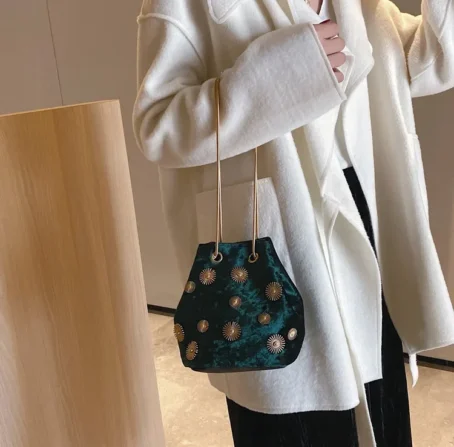 Le sac fourre-tout velours : un accessoire chic, doux et pratique pour sublimer chaque instant