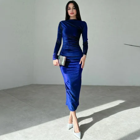 Élégance et douceur : la robe velours bleu qui sublime votre silhouette