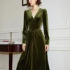 Une robe velours kaki qui allie confort et style avec une touche vintage