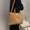 Un tote bag velours côtelé tendance et ultra pratique pour sublimer votre style au quotidien