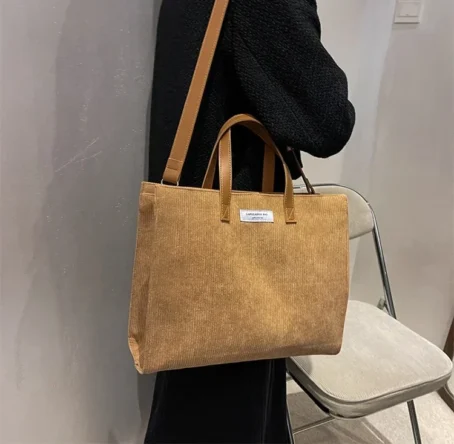 Un tote bag velours côtelé tendance et ultra pratique pour sublimer votre style au quotidien