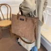 Un tote bag velours côtelé tendance et ultra pratique pour sublimer votre style au quotidien