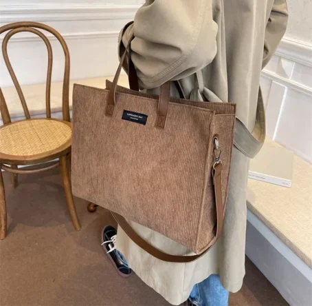 Un tote bag velours côtelé tendance et ultra pratique pour sublimer votre style au quotidien