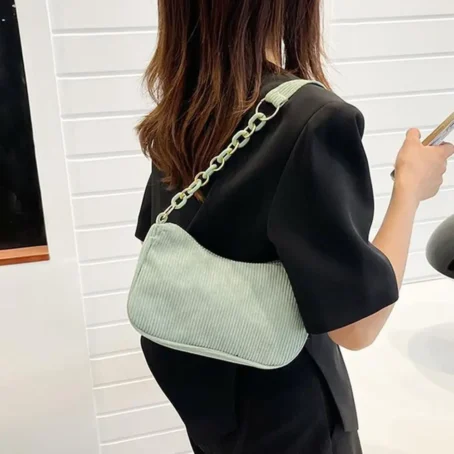 Élégance et douceur : le sac à main velours côtelé qui sublime votre style