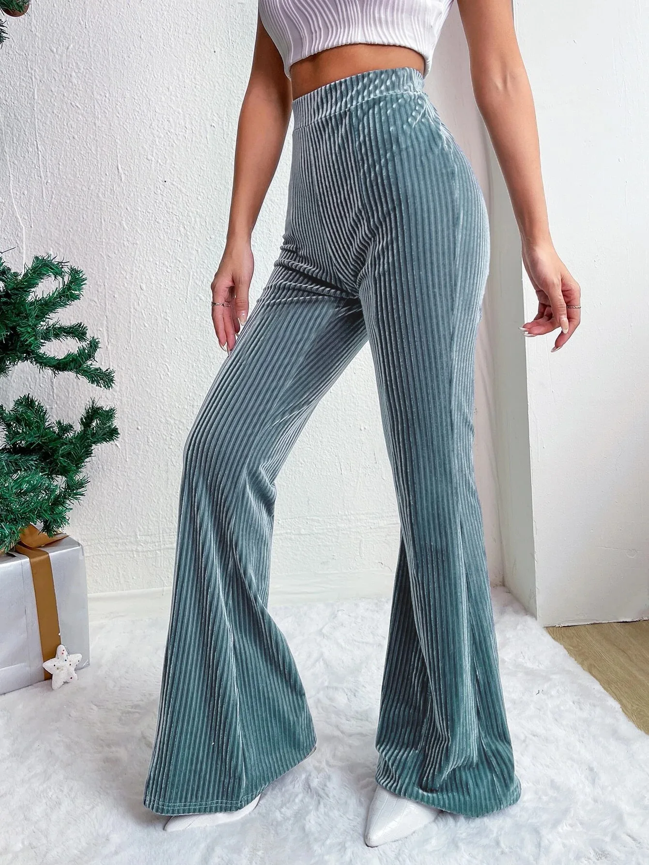 Pantalon velours bleu femme : confort, style et douceur pour un look tendance