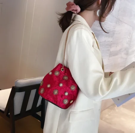 Le sac fourre-tout velours : un accessoire chic, doux et pratique pour sublimer chaque instant