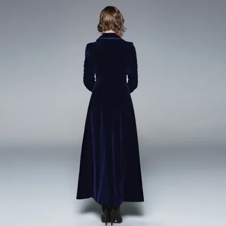 Un manteau velours élégant qui réchauffe et sublime votre style