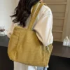 Un sac cabas velours côtelé élégant, pratique et ultra tendance pour un look irrésistible