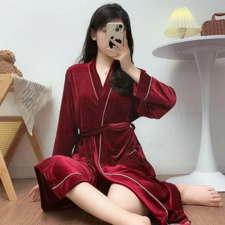 Enveloppez-vous de douceur avec cette robe de chambre velours ultra-confort