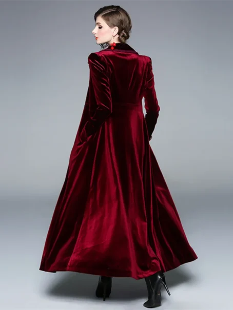 Un manteau velours élégant qui réchauffe et sublime votre style