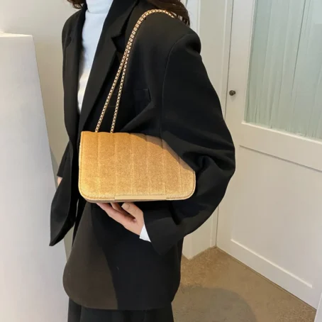 Un sac bandoulière velours doux et chic pour un look parfait