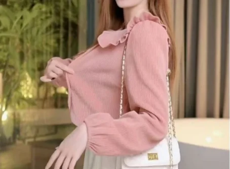 Une chemise velours côtelé femme au style vintage, douce et tendance