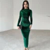 Une robe velours vert qui sublime votre allure avec élégance et douceur