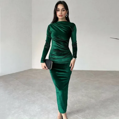 Une robe velours vert qui sublime votre allure avec élégance et douceur