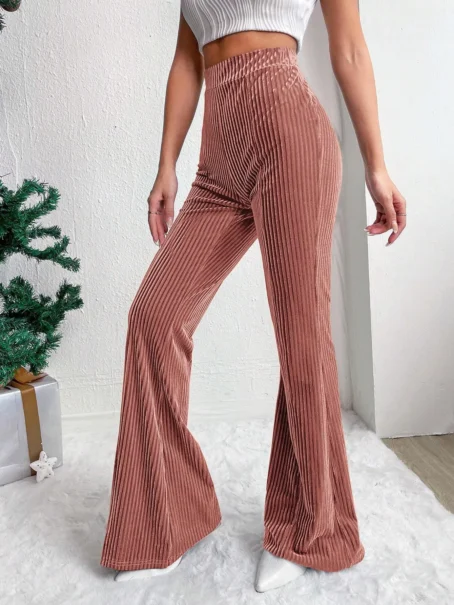 Un pantalon velours rose femme qui allie style, confort et élégance