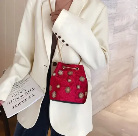 Le sac fourre-tout velours : un accessoire chic, doux et pratique pour sublimer chaque instant