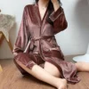 Enveloppez-vous de douceur avec cette robe de chambre velours ultra-confort