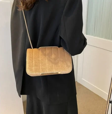 Un sac bandoulière velours doux et chic pour un look parfait