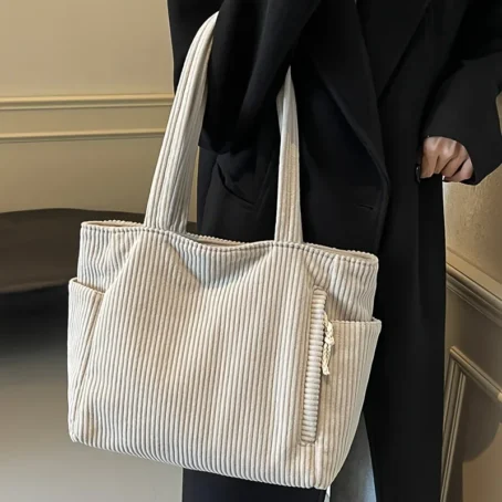 Un sac cabas velours côtelé élégant, pratique et ultra tendance pour un look irrésistible
