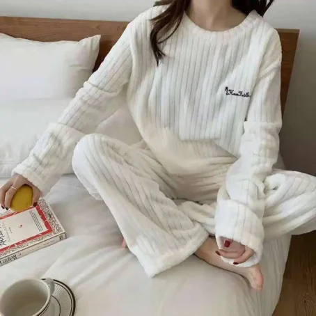Un pyjama velours femme doux et chaud pour des nuits cocooning inoubliables