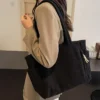 Un sac cabas velours côtelé élégant, pratique et ultra tendance pour un look irrésistible