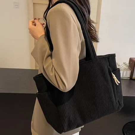 Un sac cabas velours côtelé élégant, pratique et ultra tendance pour un look irrésistible