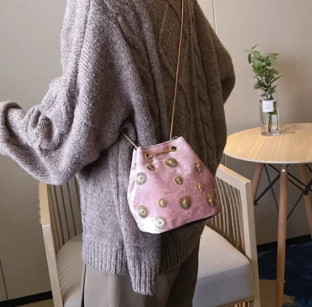 Le sac fourre-tout velours : un accessoire chic, doux et pratique pour sublimer chaque instant