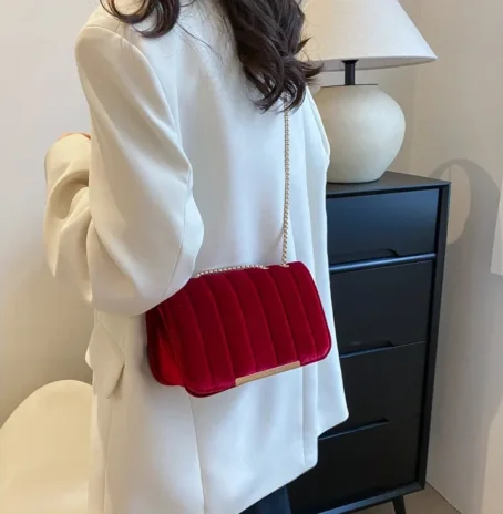 Un sac bandoulière velours doux et chic pour un look parfait