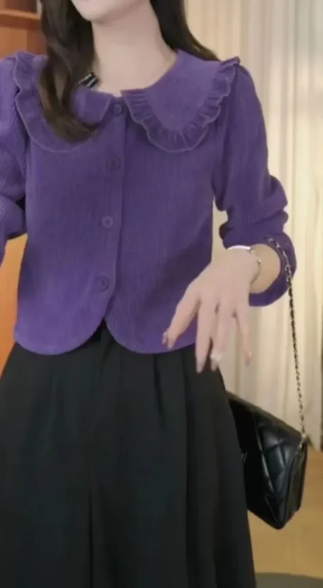 Une chemise velours côtelé femme au style vintage, douce et tendance