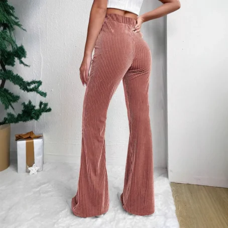 Un pantalon velours rose femme qui allie style, confort et élégance