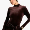 Élégance et douceur : La robe velours marron qui sublime votre silhouette