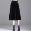 Élégance et douceur réunies : la jupe velours mi-longue pour un style chic et confortable au quotidien !