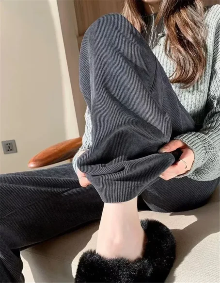 Un pantalon velours côtelé gris femme qui allie confort et style pour un look tendance au quotidien
