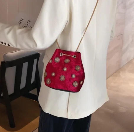 Le sac fourre-tout velours : un accessoire chic, doux et pratique pour sublimer chaque instant