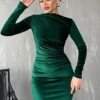 Une robe velours vert qui sublime votre allure avec élégance et douceur