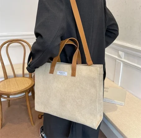 Un tote bag velours côtelé tendance et ultra pratique pour sublimer votre style au quotidien