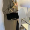 Un sac bandoulière velours doux et chic pour un look parfait