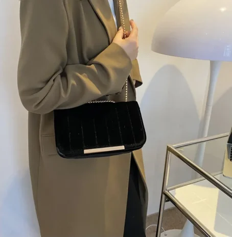 Un sac bandoulière velours doux et chic pour un look parfait