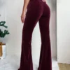 Un pantalon velours bordeaux femme qui allie confort et style au quotidien