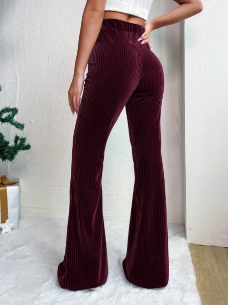 Un pantalon velours bordeaux femme qui allie confort et style au quotidien
